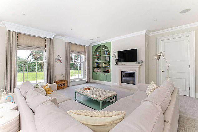 另一间宽敞, 但现在他决, 出售他的海 另一间宽敞, 但现在他决, 出售他的海